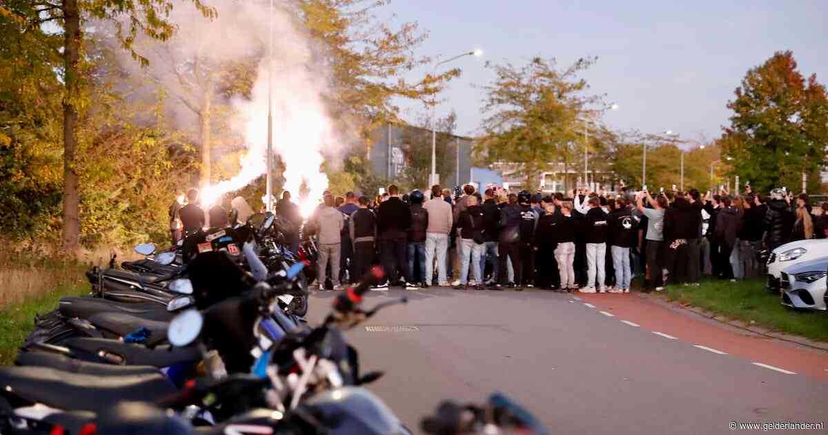 Dag na zijn fatale ongeluk wordt Tom (17) herdacht met vuurwerk, stilte en tientallen scooters