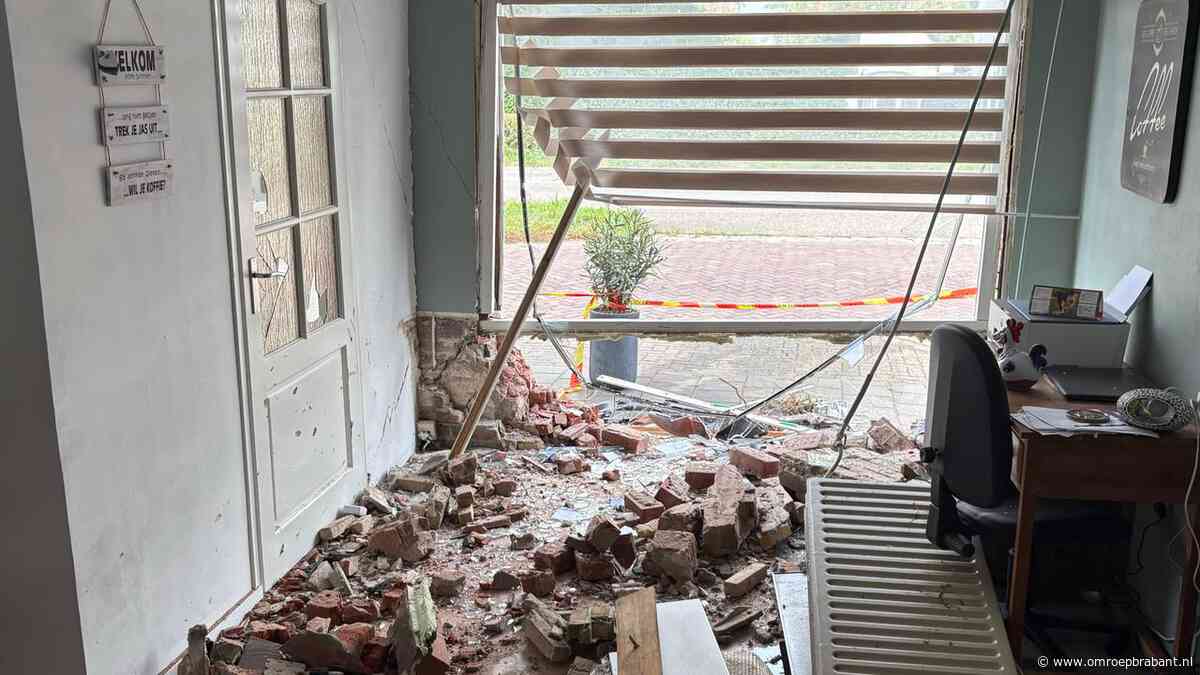 Zo ziet de woonkamer van Adrie eruit nadat een auto zich in de gevel boort
