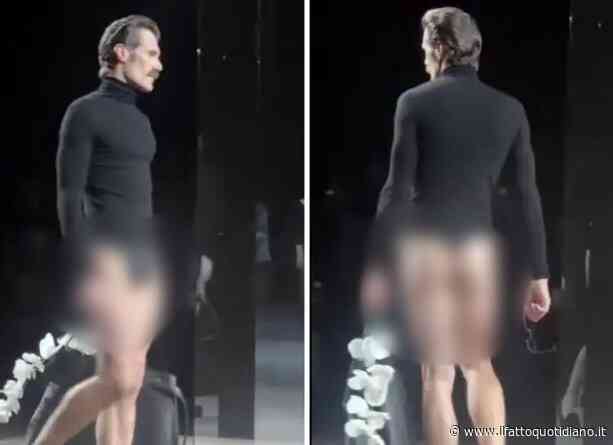 Un perizoma a vista portato sotto al dolcevita, i modelli di Tom Ford alla Fashion Week di Parigi fanno discutere: “E’ un freakshow”