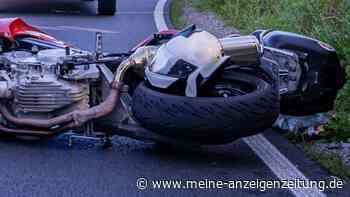 Schwer verletzt: Motorradfahrer gerät auf die Gegenfahrbahn und kracht frontal in ein Auto