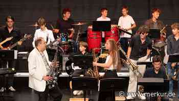 Fünf Ensembles ehren Stefan Komarek nach 27 Jahren als Musikschul-Big-Band-Leiter