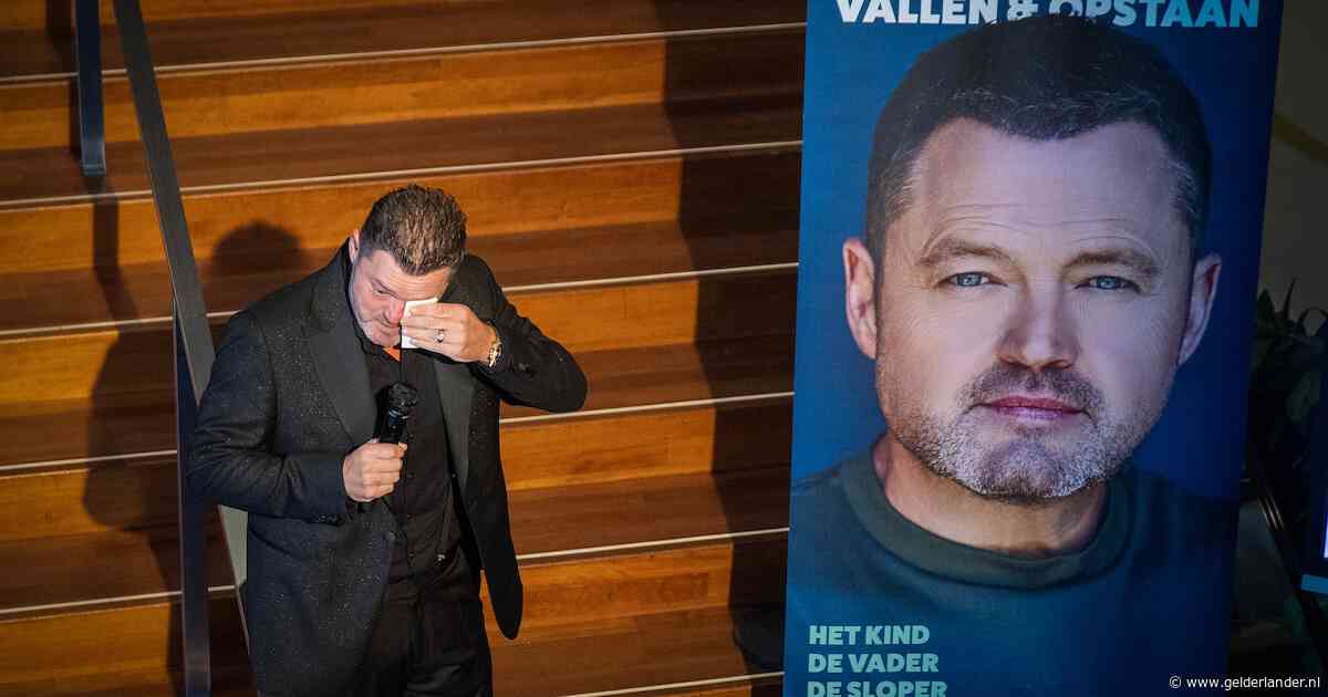 Volkszanger Frans Duijts openhartig over overmatig drankgebruik en relatieproblemen: ‘Je legt je ziel open en bloot’