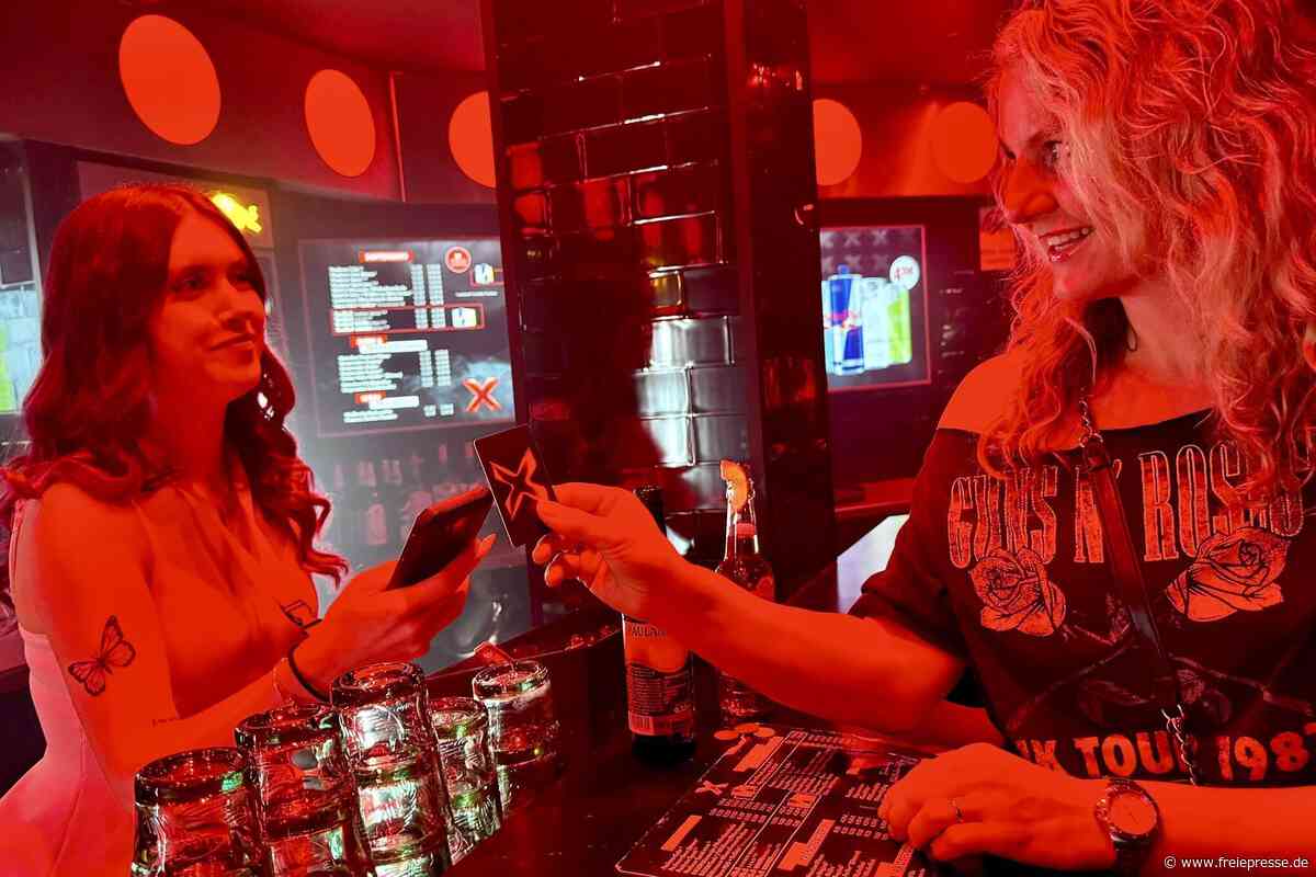 Disco „X“ im Erzgebirge im Selbsttest: Macht das neue Bezahlsystem den Partyabend leichter?