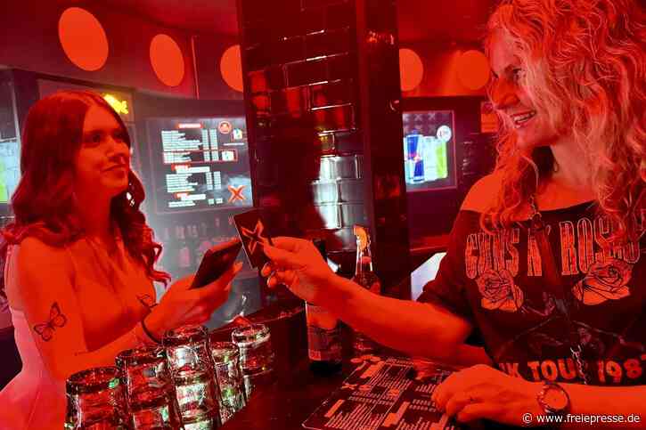 Disco „X“ im Erzgebirge im Selbsttest: Macht das neue Bezahlsystem den Partyabend leichter?