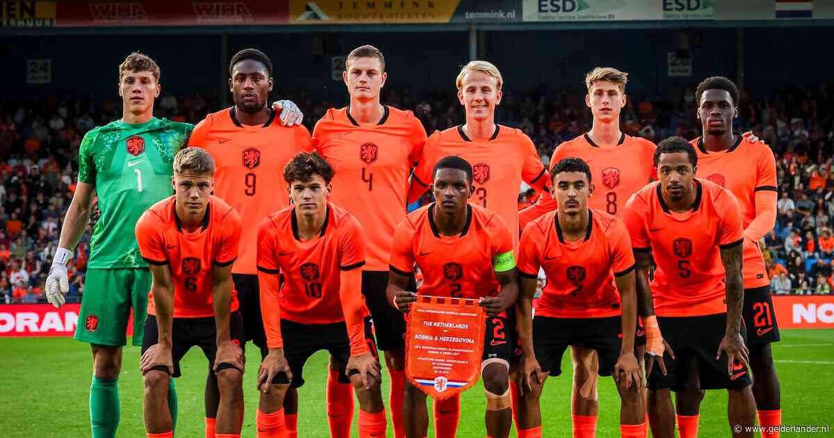 LIVE EK-kwalificatie | Jong Oranje begonnen aan cruciaal duel met Bosnië, Kees Smit haakt geblesseerd af in warming-up