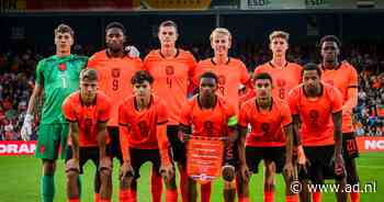 Jong Oranje begonnen aan cruciaal duel met Bosnië, Kees Smit haakt geblesseerd af in warming-up