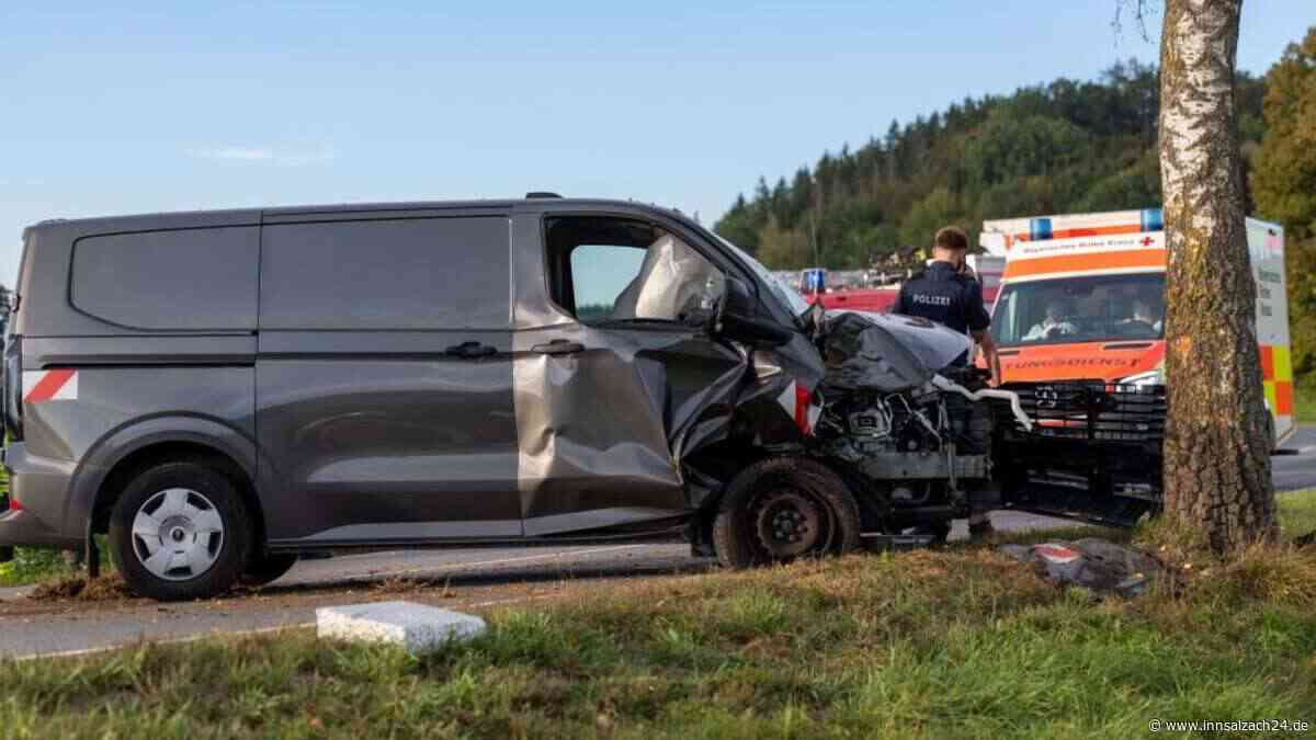 Heftiger Unfall auf der St2093 bei Truchtlaching: Kastenwagen prallt frontal gegen Baum