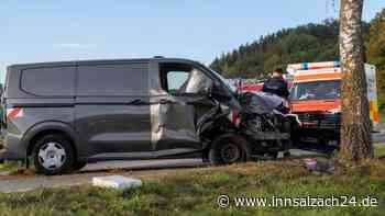 Heftiger Unfall auf der St2093 bei Truchtlaching: Kastenwagen prallt frontal gegen Baum