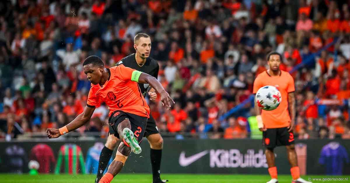 Jong Oranje krijgt kansen in cruciaal duel, Kees Smit haakt geblesseerd af in warming-up