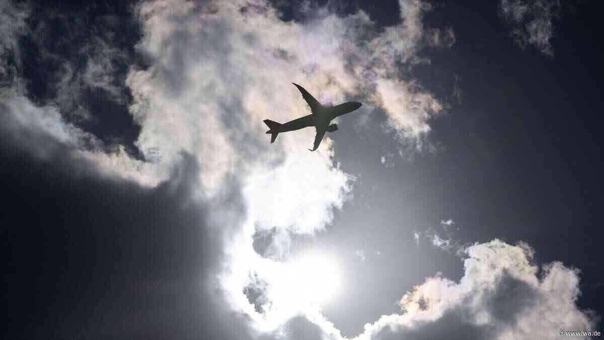 Irrer Vorfall auf Lufthansa-Flug nach Frankfurt – Mann rüttelt an der Flugzeugtür