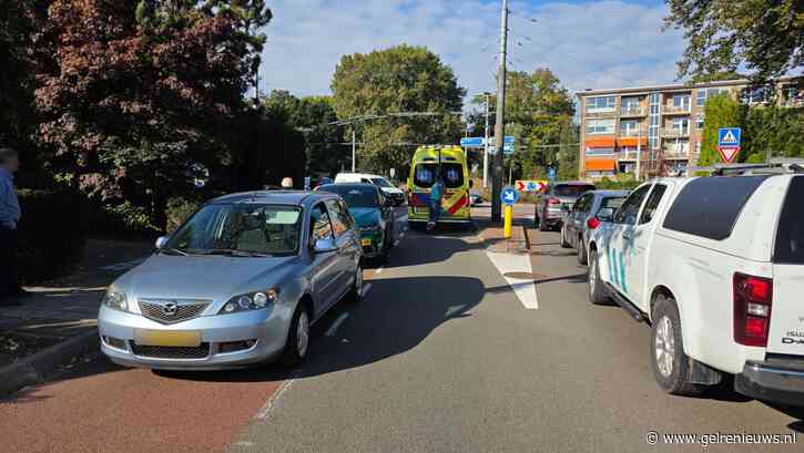 Fietsster gewond bij botsing met afslaande auto op rotonde