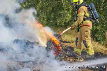 Bermbrand aangestoken, metershoge vlammen langs N348