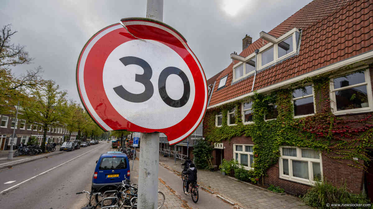 Duurzame 30 km/u-borden in Amsterdam verpauperen: ’Als ze nat zijn en je knijpt erin, gaan ze kapot’