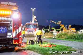 Auto op de kop in sloot, zes ambulances opgeroepen