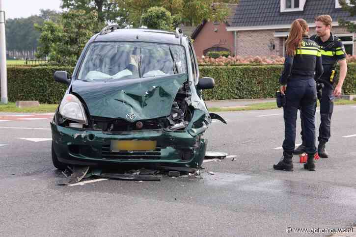 Vrouw gewond bij botsing tussen twee auto’s