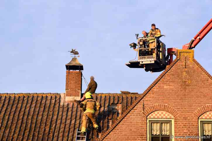 Hoogwerker ingezet om gewonde man van dak te halen
