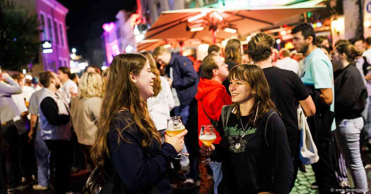 Studenten en stadgenoten trekken massaal naar Bredase binnenstad voor de ‘spebi’: ‘Iedereen weet dat je hier moet zijn’