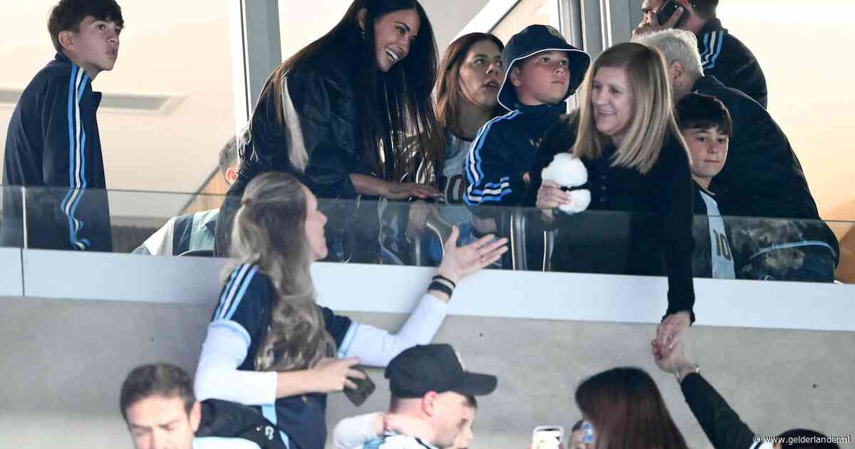 LIVE | Vrouw en zoons van Lionel Messi al op tribune, wachten op de hoofdrolspeler