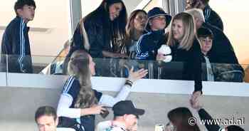 Lionel Messi huilend in de spelersbus richting stadion, vrouw en zoons op de tribune