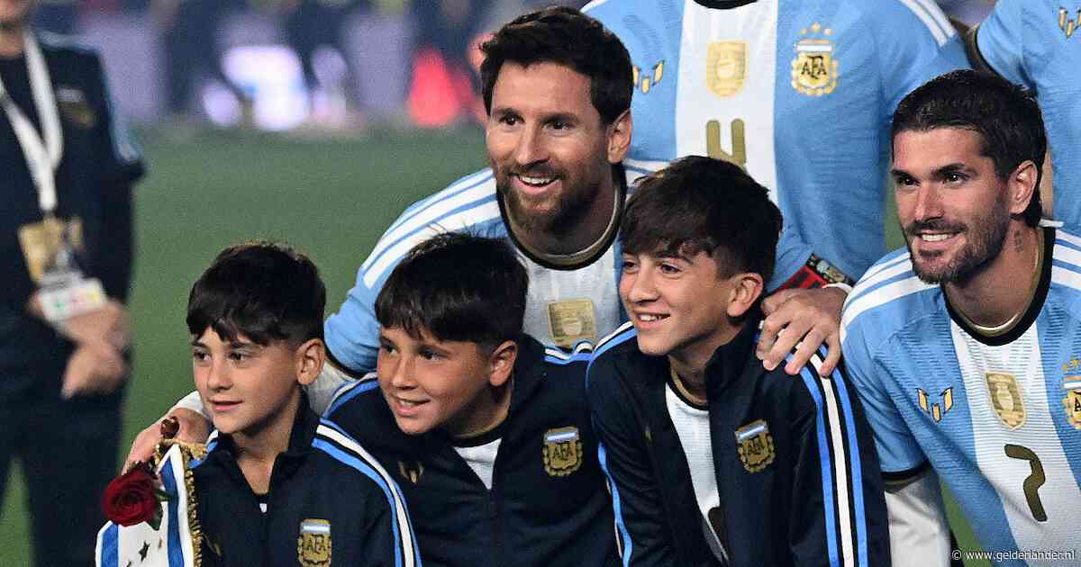 LIVE | Laatste interland Lionel Messi begonnen, bondscoach en teamgenoten huilen bij volkslied