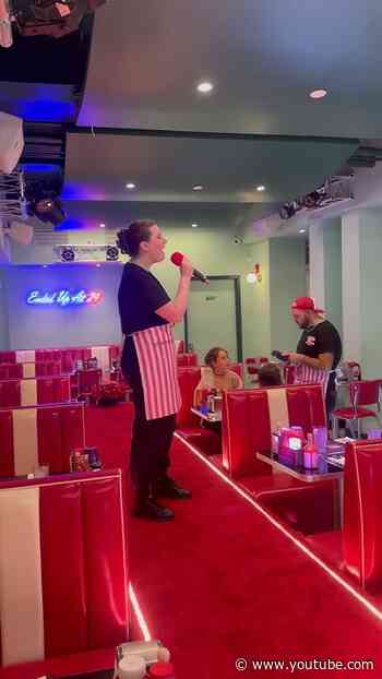 Diner 24 Broadway is officially OPEN in #TimesSquare! 🎤🥞🌟 #NYC #Diner24 #SingingDiner #NewYork
