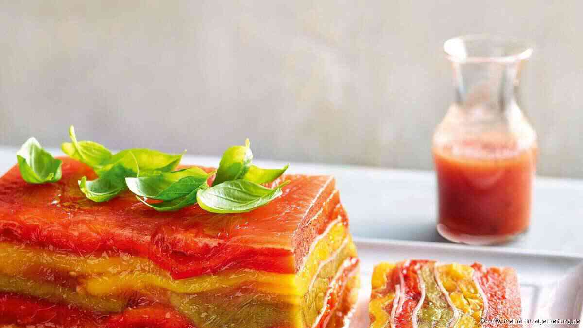 Gestreifte Paprikaterrine mit Tomatenvinaigrette - so geht's