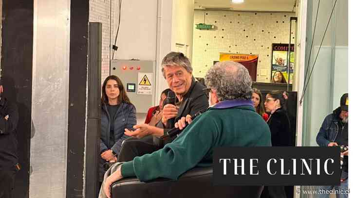 Emmanuel Carrère en su paso por Chile presentando su último libro: “Uso lo que soy, para tener un pequeño acceso a lo que no soy”