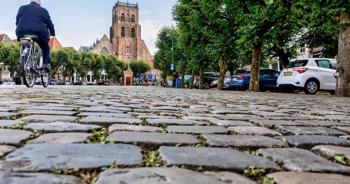 Geen stuiterende fietsers meer op de Markt in Geertruidenberg: fietsstroken gaan op de schop