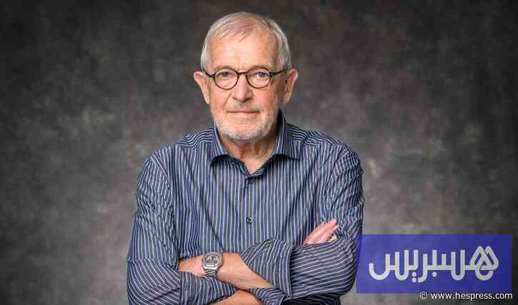 هالزن يقتفي رسائل الكون الخفية.. رحلة علمية تنتهي بجائزة نوبل في الفيزياء