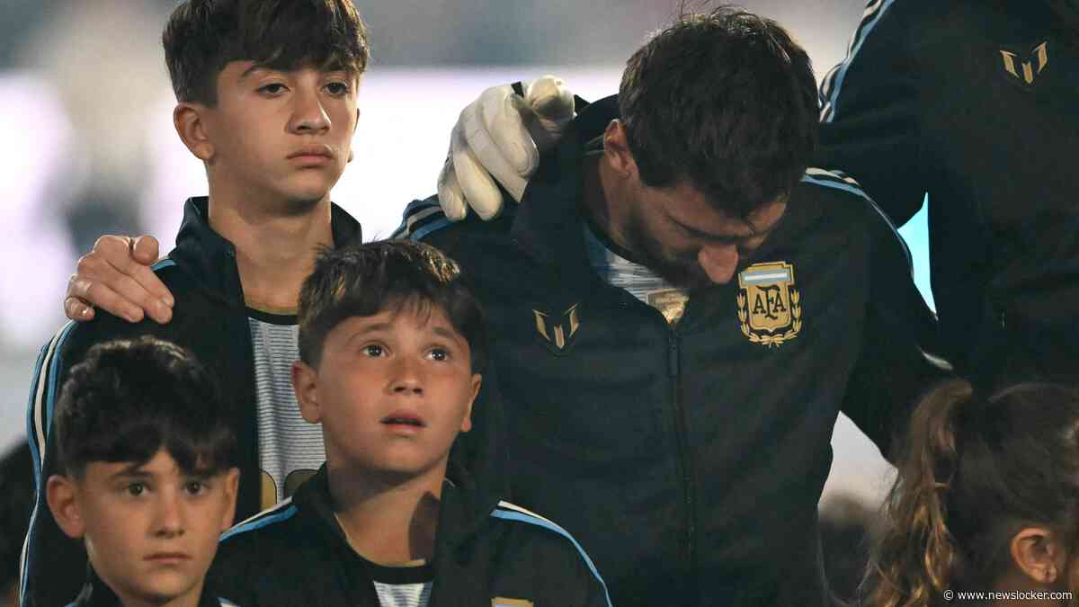 Een lach, een traan, twee assists en ook nog een goal maken het monumentale afscheid van Lionel Messi bij Argentinië compleet: ’Voor altijd in ons hart’