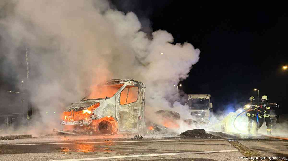 Rastanlage an der A8 bei Augsburg: Kleintransporter brennt aus