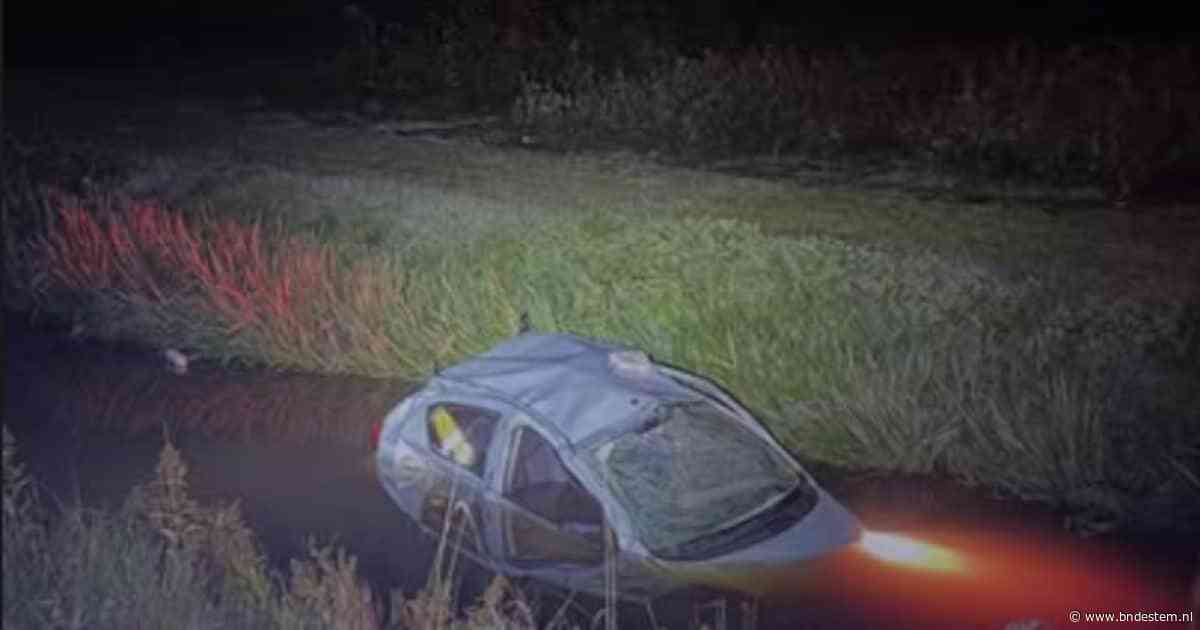 Auto in de sloot langs A59 bij Terheijden, bestuurder naar ziekenhuis
