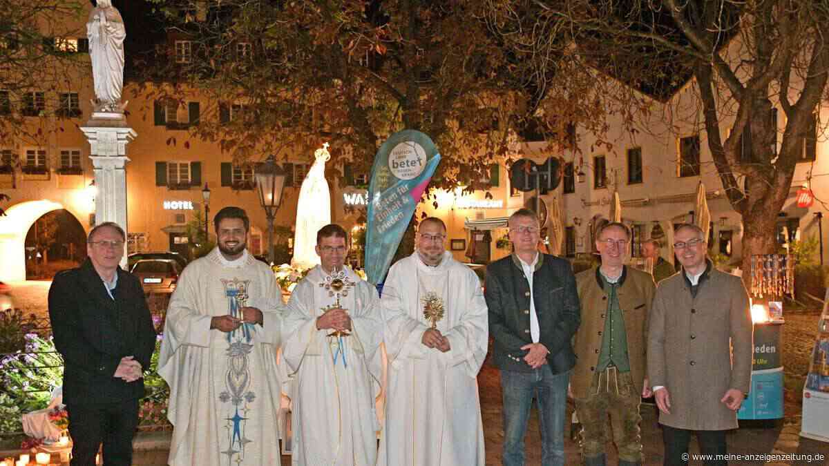 400 Gläubige ziehen singend durch Dorfen: Dekan weiht Marienstandbild