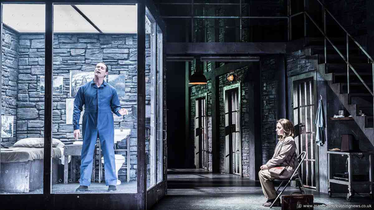 Former Coronation Street stars share the stage in goosebump-inducing adaptation of Silence of The Lambs