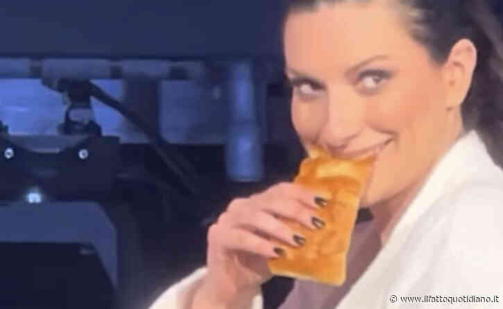 Laura Pausini mangia la focaccia regalata dai fan e la offre ai componenti della band: il video è virale