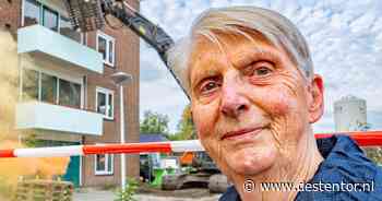 Vanaf haar nieuwe balkon ziet Jannie (83) haar oude flat stukje voor stukje verdwijnen