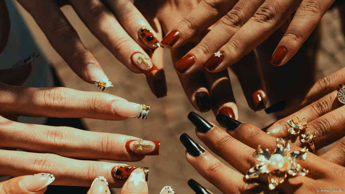 Glitzer und Charms: „Whimsy Nails” sind der Gegen-Trend zu minimalistischen Maniküren