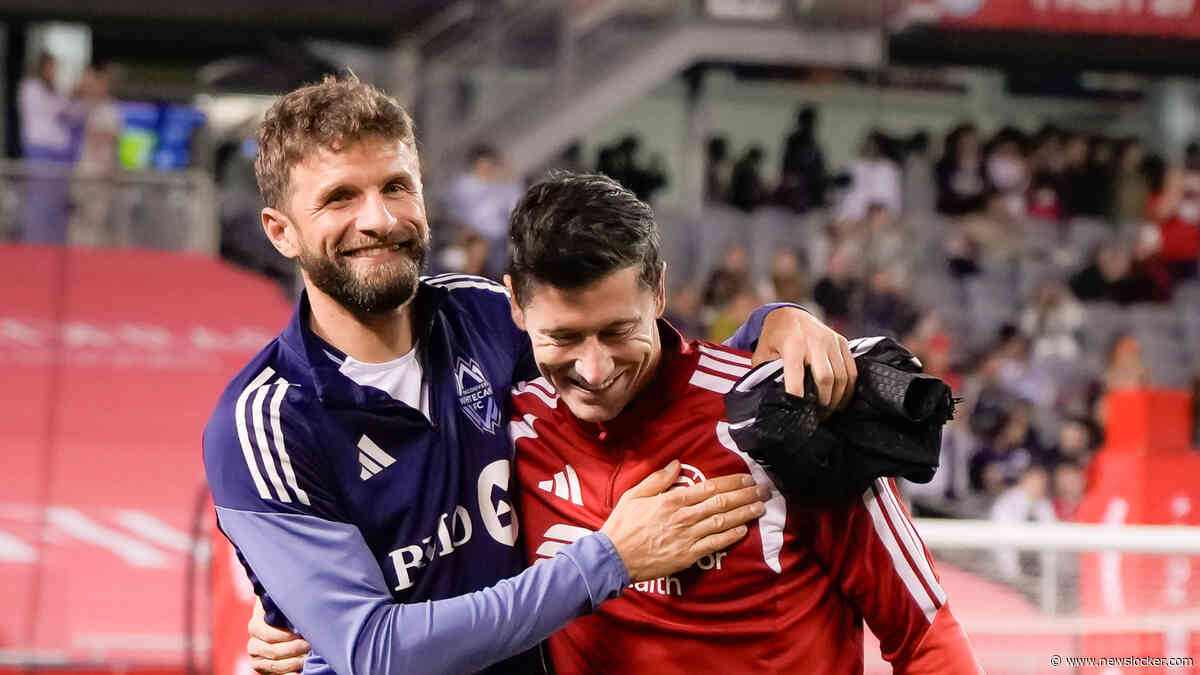 Robert Lewandowski klopt oud-Bayern-teamgenoot Thomas Müller in MLS