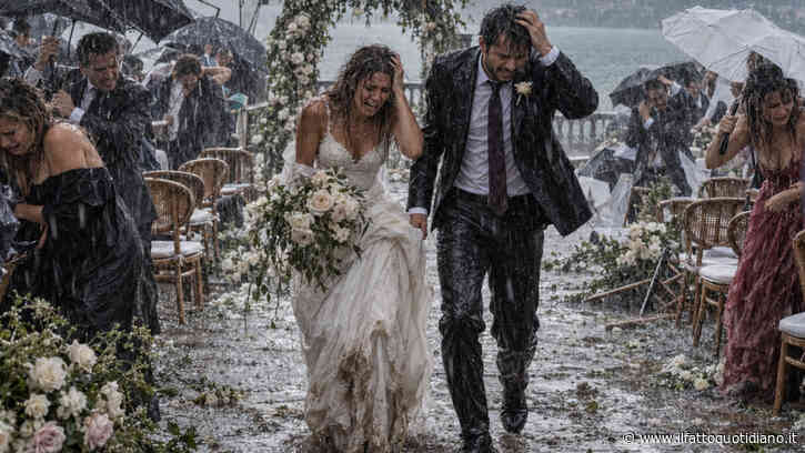 Matrimonio sott’acqua? Gli invitati salvano la festa… A colpi di sedia (e quello che fanno sul tetto è incredibile)