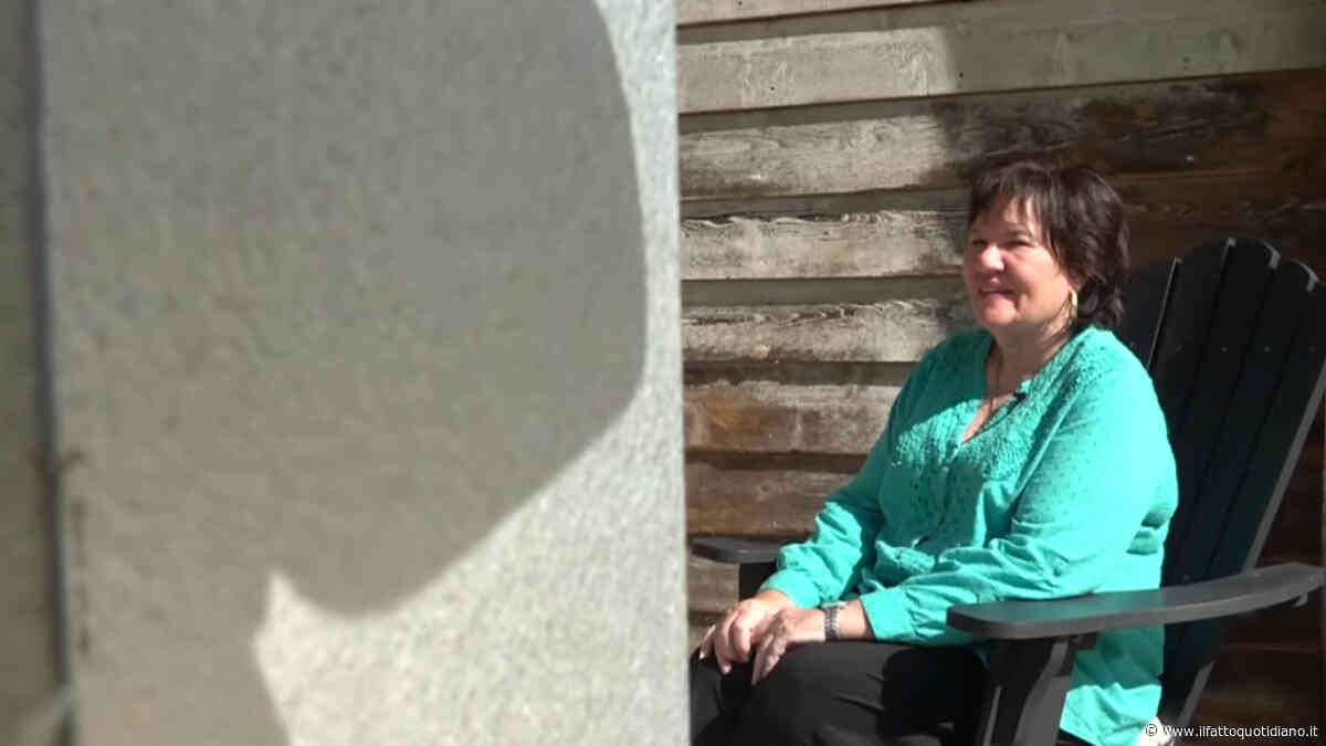“Mia mamma mi ha detto che le dispiaceva non poter assistere al proprio funerale. Così glielo abbiamo organizzato per il suo 80esimo compleanno. Lei ha posato davanti alla bara”: la storia di Shelvy Neal