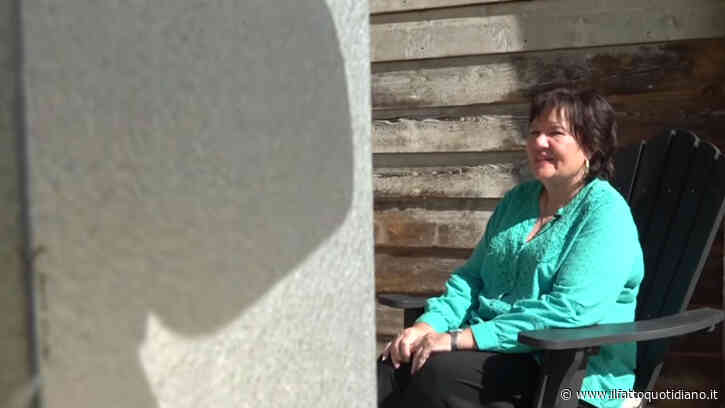“Mia mamma mi ha detto che le dispiaceva non poter assistere al proprio funerale. Così glielo abbiamo organizzato per il suo 80esimo compleanno. Lei ha posato davanti alla bara”: la storia di Shelvy Neal