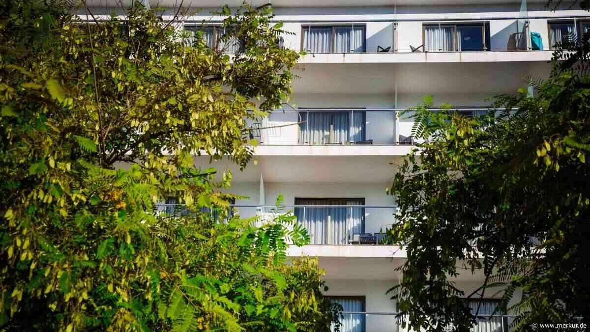 Mann wirft Gegenstände von Balkon in München – will flüchten und stürzt ein Stockwerk tief auf Polizisten