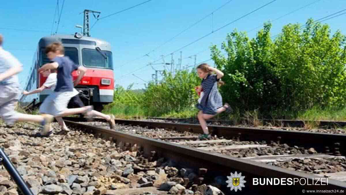 Süßigkeiten und Sperrmüll: S-Bahn prallt bei München auf diverse Gegenstände
