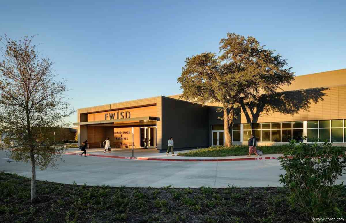 'I walk in with dread': Students slam scripted lessons in Ft. Worth ISD takeover