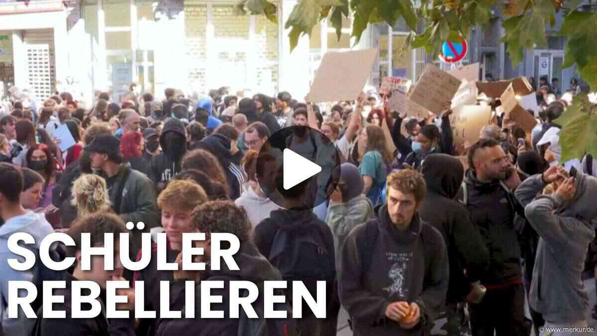 Schüler-Wut trifft jetzt auch Belgien: Randale, Barrikaden – Polizei setzt Tränengas ein
