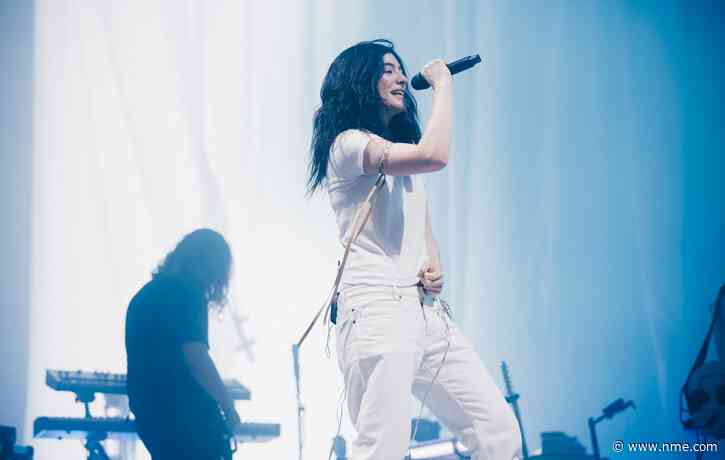 Lorde calls out Robert Kraft with “Free Palestine” jacket following Ed Sheeran-Macklemore controversy