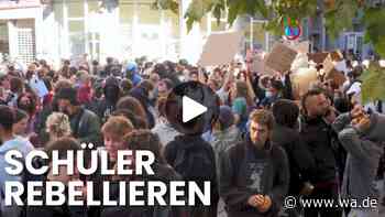 Schüler-Wut trifft jetzt auch Belgien: Randale, Barrikaden – Polizei setzt Tränengas ein