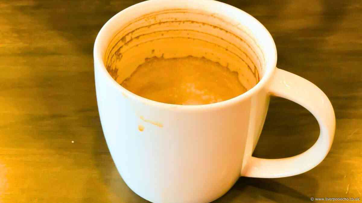 Mug stains will vanish in 10 minutes without soaking or scrubbing if cleaned with a simple kitchen item
