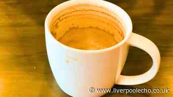 Mug stains will vanish in 10 minutes without soaking or scrubbing if cleaned with a simple kitchen item