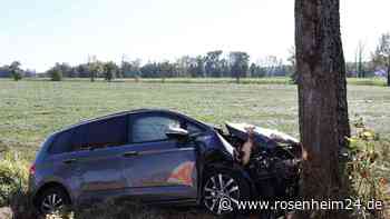 Schwerer Unfall nahe Schwindegg: Auto mit Kindern an Bord prallt gegen Baum – Mutter verletzt